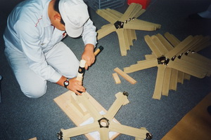 Mann beim Zusammenbau von Stühlen