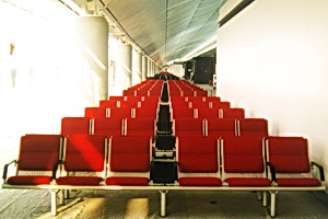 Sitzreihen im Flughafen Wartebereich