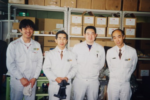 Männer vor einem Lagerregal